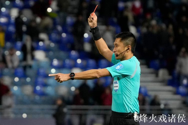世俱杯首现裁判佩戴执法记录仪 俩中国裁判入选 世俱杯首现裁判佩戴执法记录仪 俩中国裁判入选
